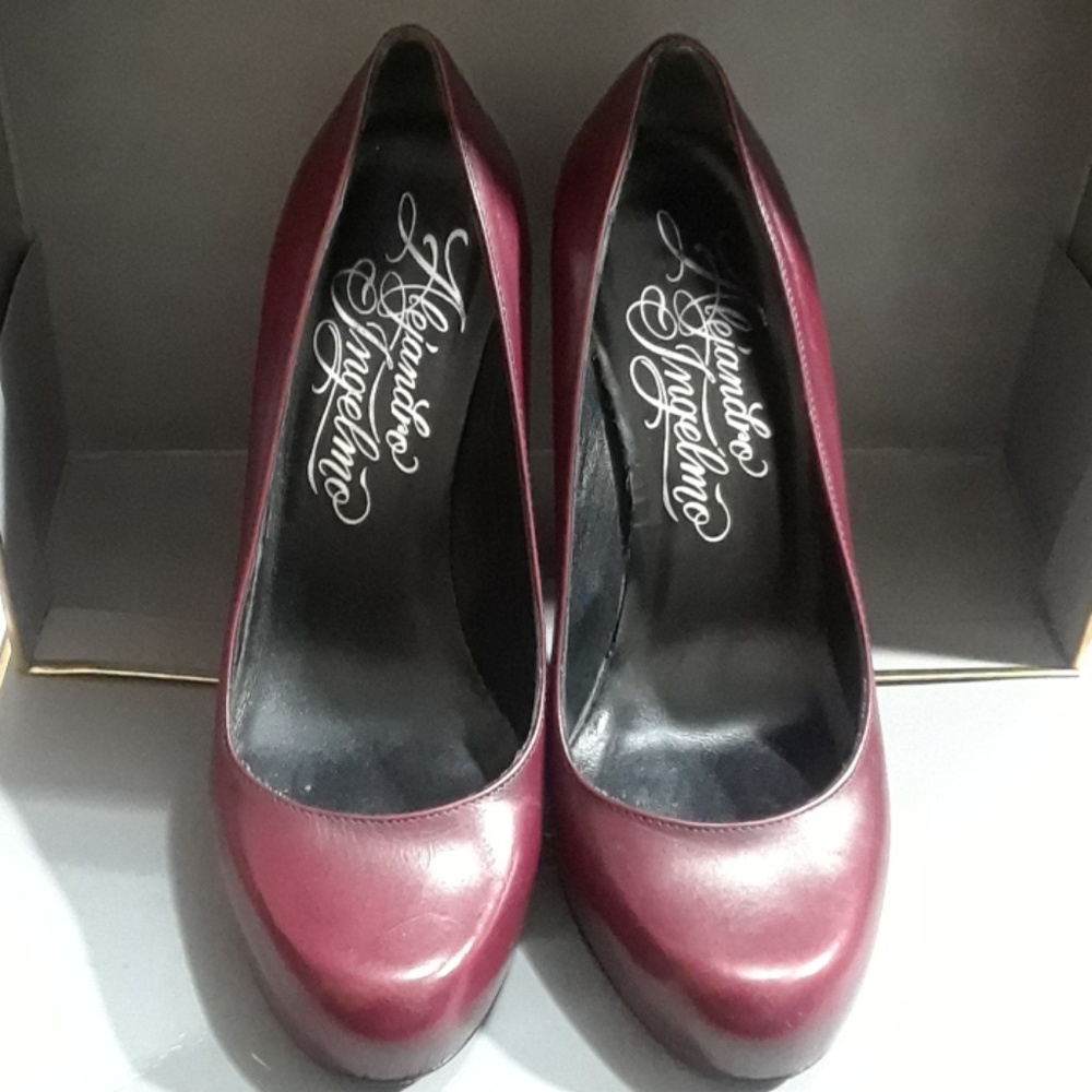 Alejandro Ingelmo - Wine Red Heels